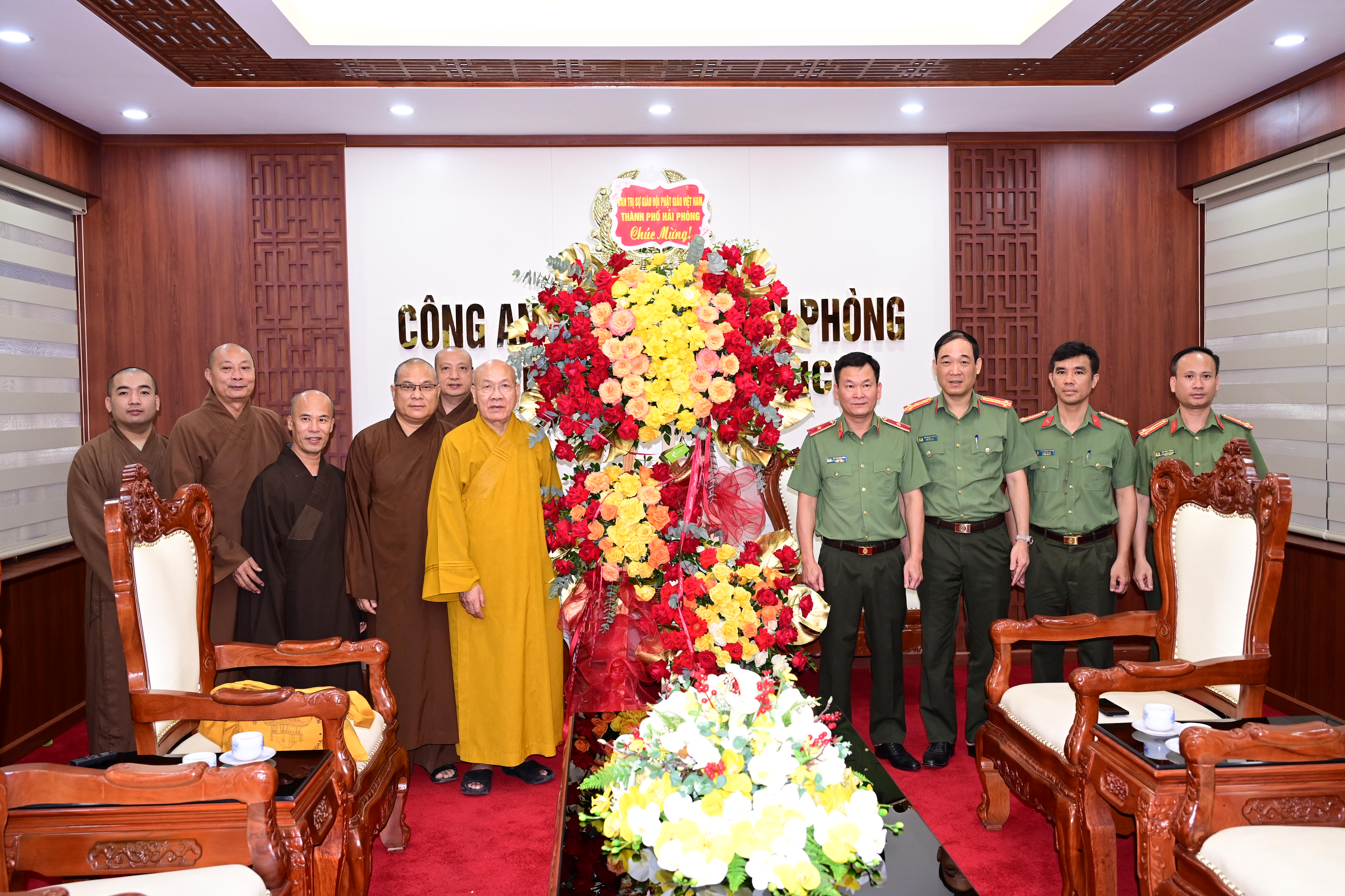 Đoàn Giáo hội Phật giáo Việt Nam thành phố Hải Phòng thăm, chúc mừng Công an thành phố